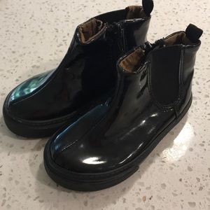 👋🏼SOLD👋🏼GAP Patent Leather Black Chelsea Boots